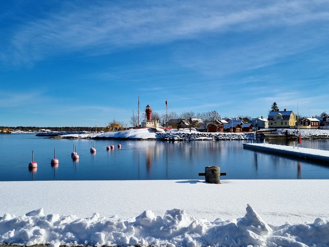 Snöuppehåll med sol över vår lilla stad