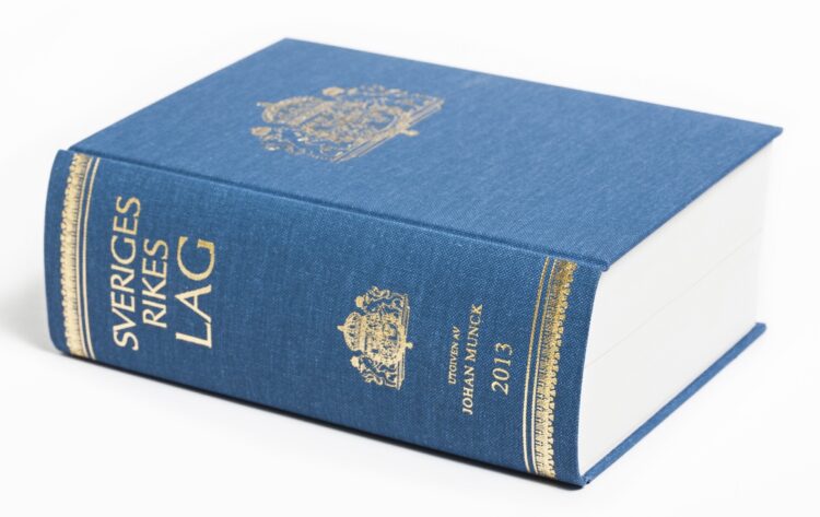 Varför går våra politiker fria när de gång på gång fattar beslut som bryter mot lagen?