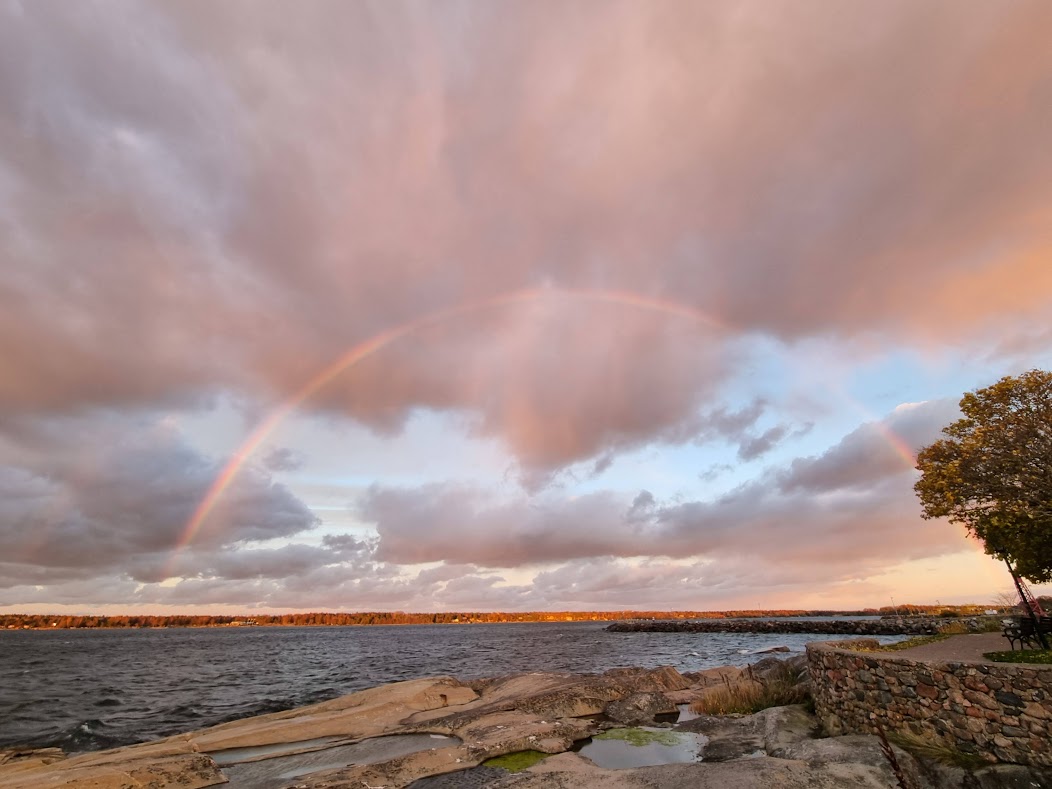 Regnbåge, solnedgång – och väldigt blåsigt 29/10