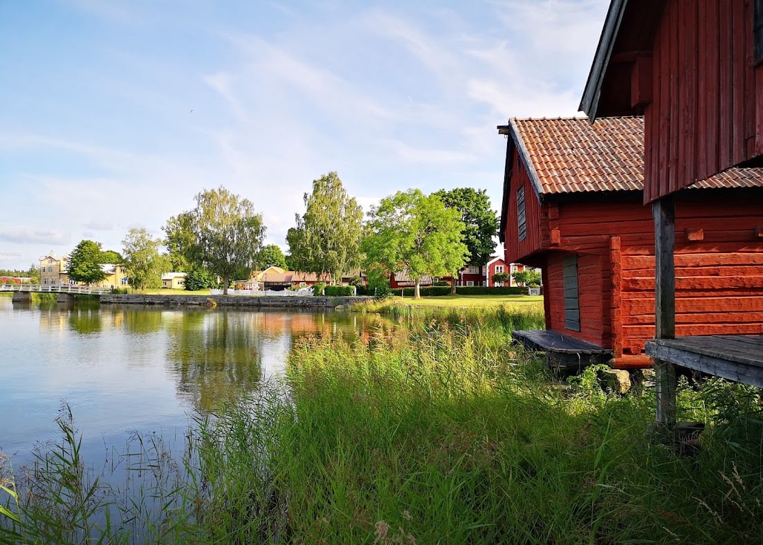 Vill du se välskötta sjöbodar och hamnmagasin? Åk till Östhammar!