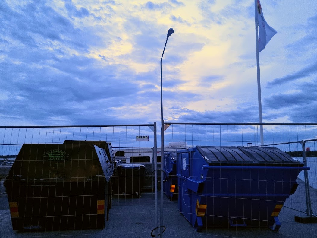 Krögarna har fått FYRA containrar av kommunen – men fortfarande för långt att gå med soporna!