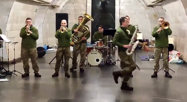 Brassers Band spelar musik i Kyivs tunnelbana