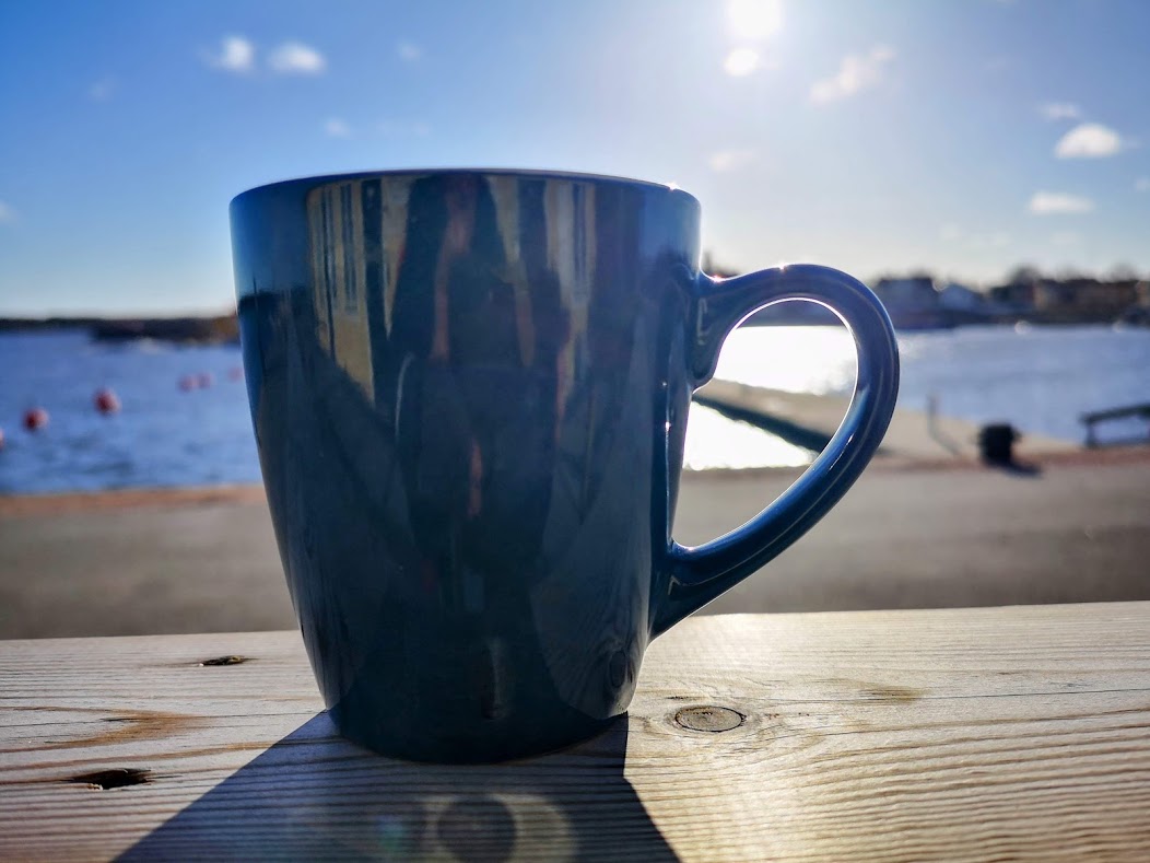Morgonkaffe i det kalla fria