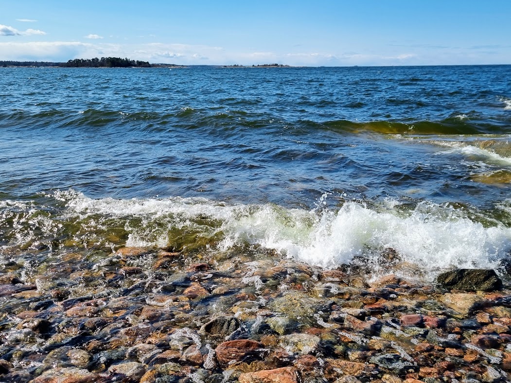 Sko-tvätt vid strandkanten