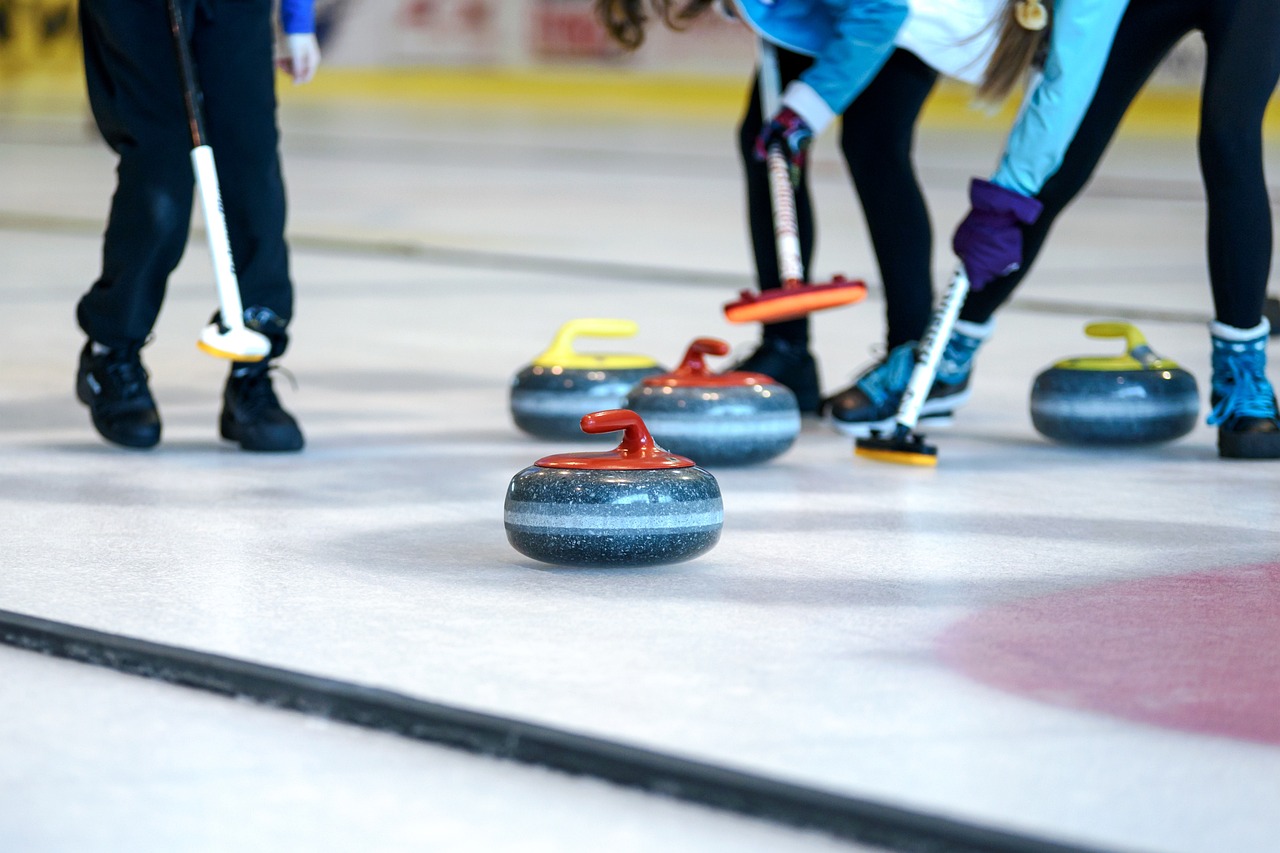 Spela curling i Östhammars ishall (där spelar Öregrund Racketeers)
