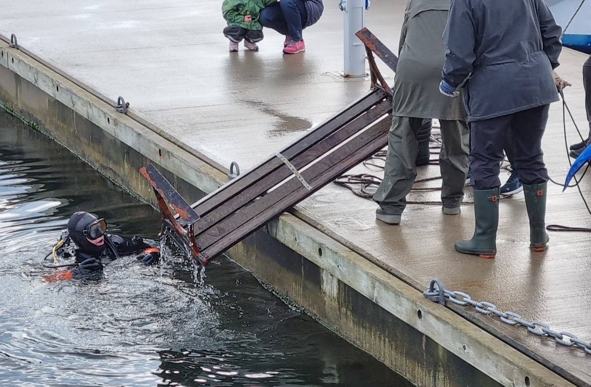 Dykföretag tar upp objekt från botten i Öregrunds hamn – 4 Öregrundsbänkar har hämtats upp (2 fortfarande försvunna)
