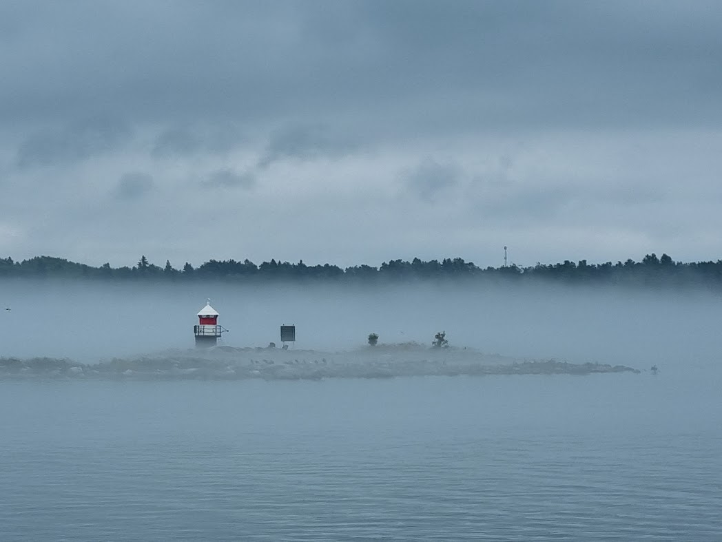 Tjock dimma 11 juli – fyren och färjan gick upp i ”rök”