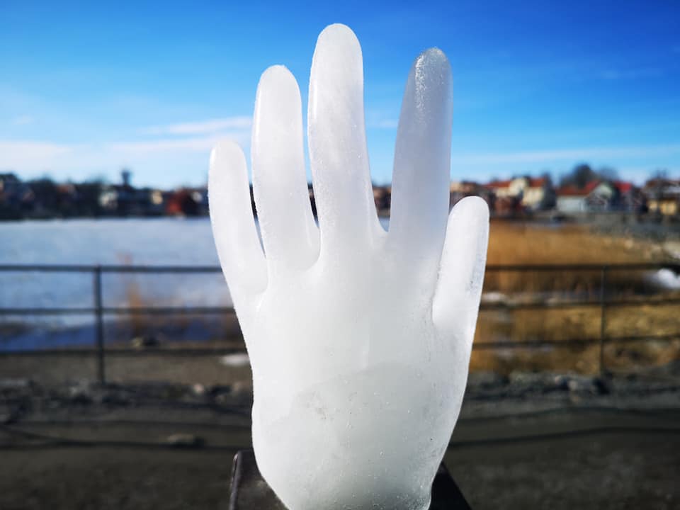 Lek med is vid isfria klippor på Fyrskeppsudden