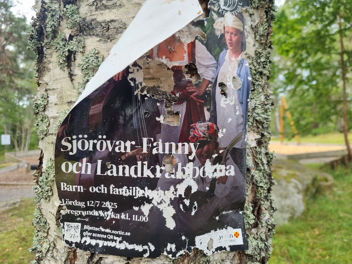 Reklam på träd i Tallparken (Öregrunds musikfestival)