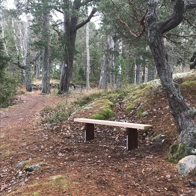 Bänk nummer 3 står färdig i Tallparken