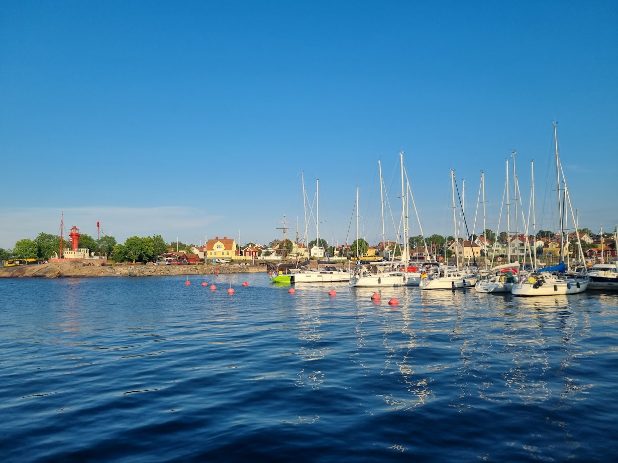 Ljuvlig sommarkväll vid Öregrunds gästhamn