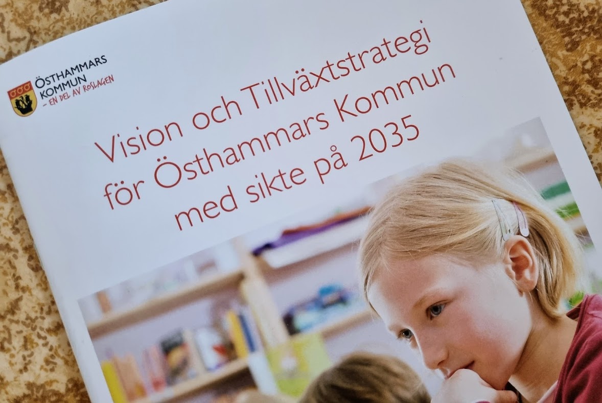 Sektor samhälle tryckte upp broschyren om kommunens tillväxtstrategi INNAN beslut i kommunfullmäktige