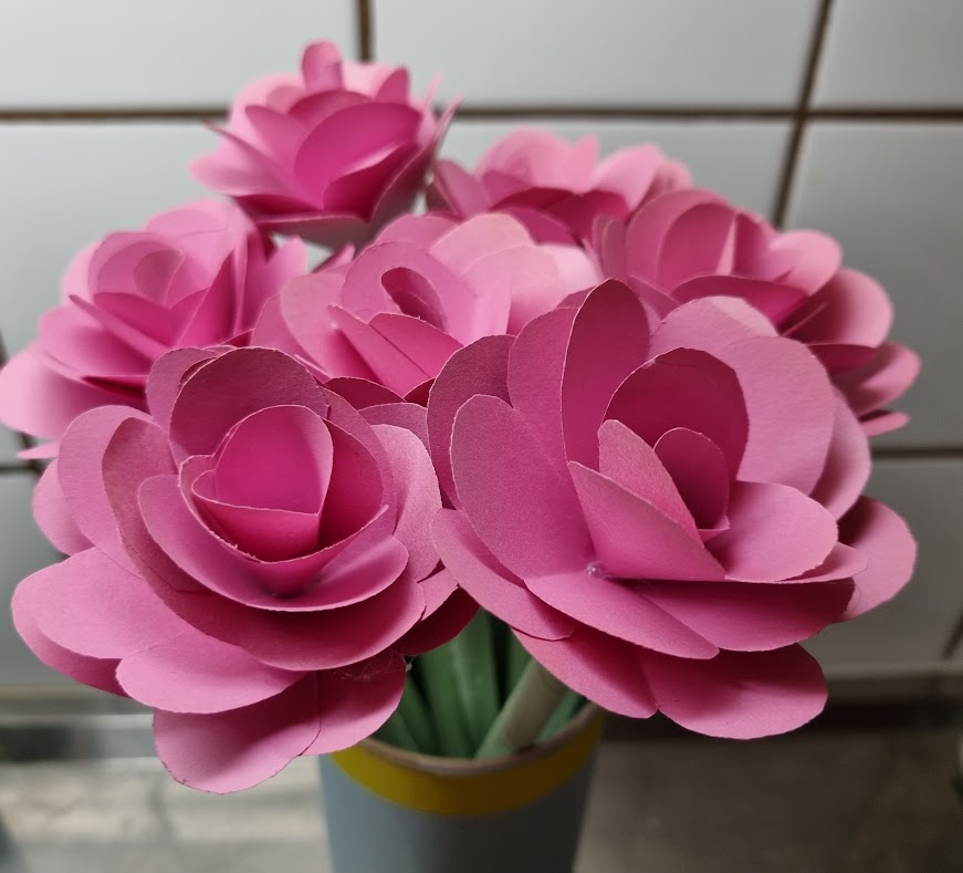 Victoria, 12 år, från Ukraina bor i Öregrund och gör evighetsblommor