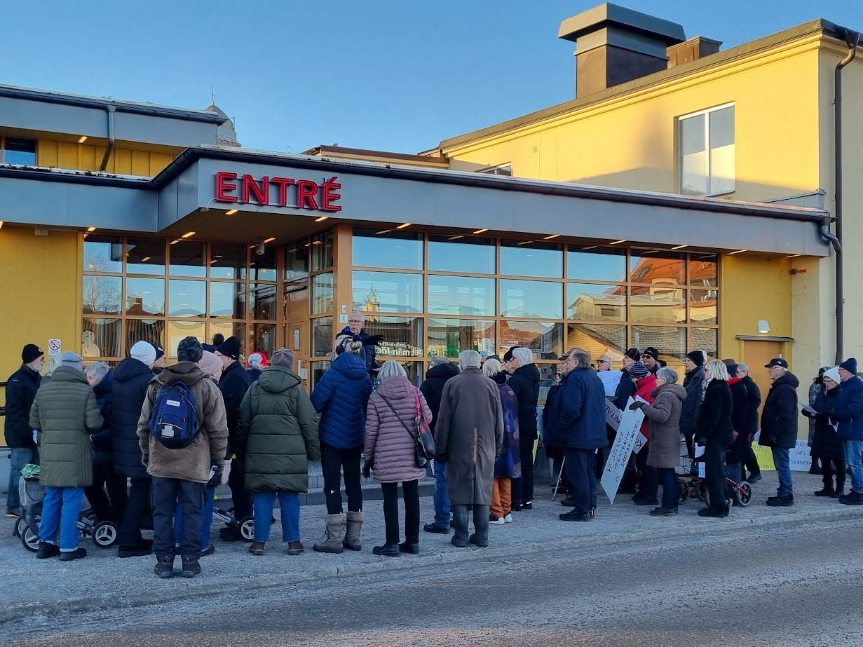 Stor demonstration utanför Östhammars kommunfullmäktige 10/12 för värdig äldreomsorg: ”Omsorg i utförsbacke!” (i vår kommun)