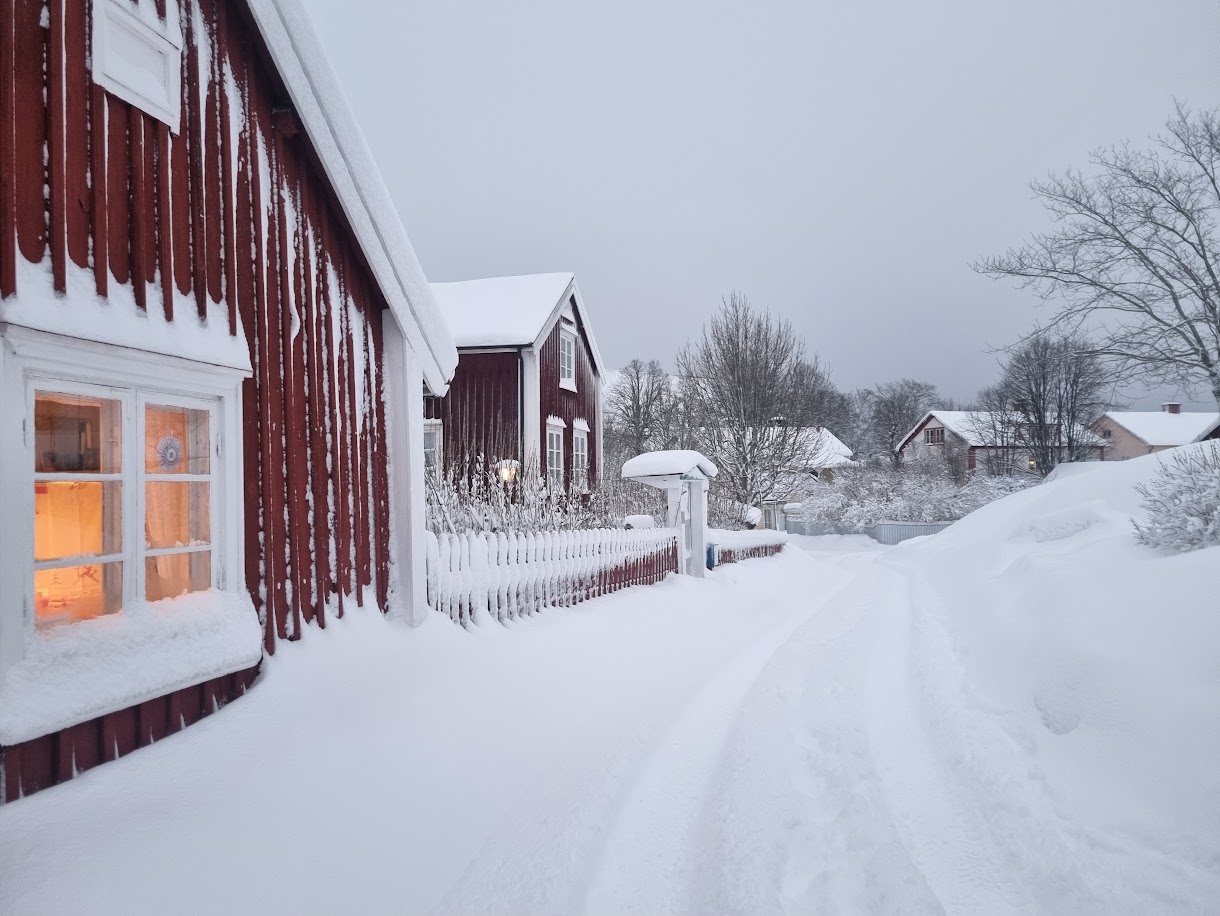 Fotgängare i traktorhjulens spår efter 3 decimeter snö