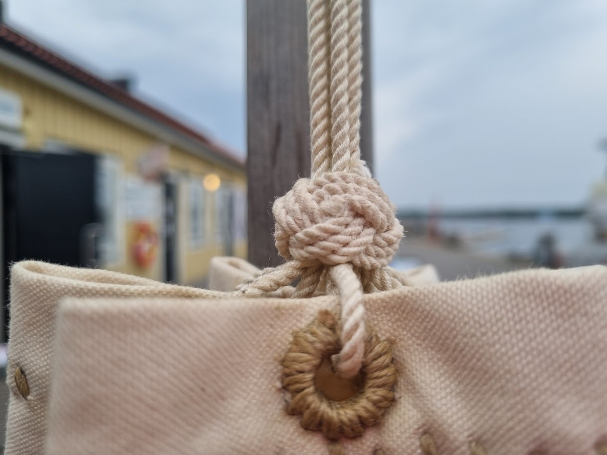 Vill du köpa en handsydd unik sjösäck av Mikko som jobbar på Hamnkontoret i Öregrund?