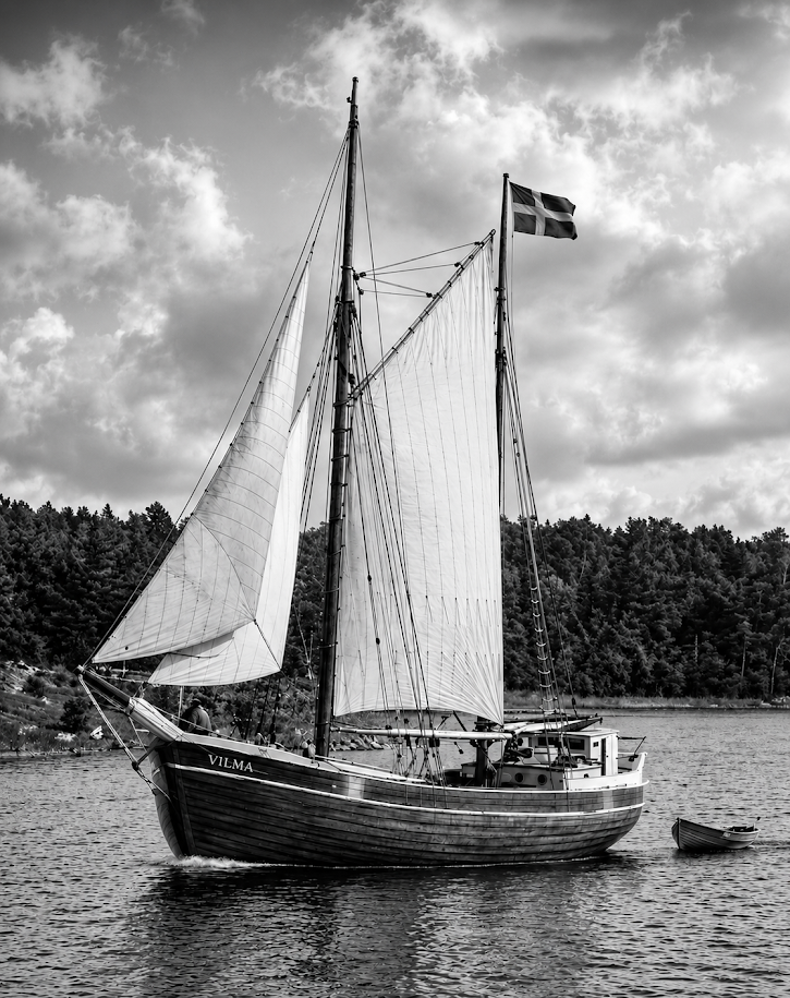 Galeasen Vilma – en av de två sista skutorna i Öregrund (vimpel, namnbräda och ortsbräda finns hos Öregrunds Sjöfartsmuseum)