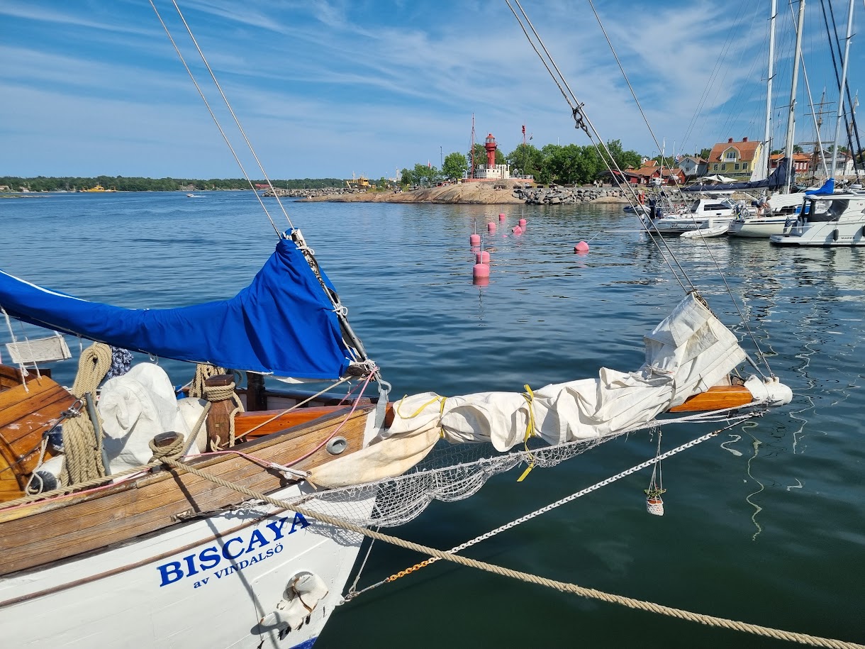 Biscaya av Vindalsö vid kaj i Öregrunds gästhamn 15 juli 2026