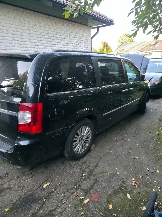 Köp familjen Sehodnias bil innan de flyttar från Öregrund: Lancia Voyager